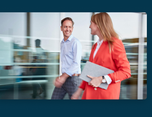 Junges Team im Office bei einem Gespräch